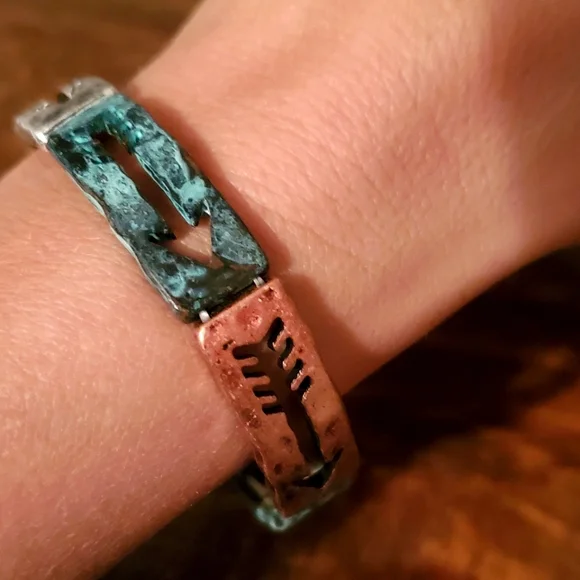 NEW! Bracelet Burnished Multi Color Arrow - Picture 3 of 5